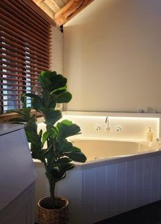 Porcupine Ridge Villa | Daylesford - FROG HOLLOW ESTATE - One Bedroom Retreat Villa - book for 3 nights pay for 2 - contact us for more details