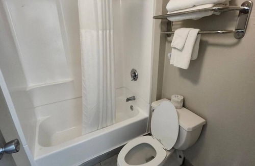 Tad Hotel | Days Inn by Wyndham Charleston WV