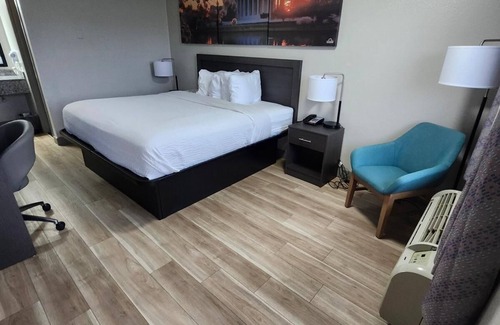 Tad Hotel | Days Inn by Wyndham Charleston WV