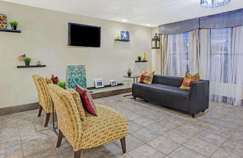 Lake Bluff Hotel | Days Inn by Wyndham Great Lakes Naval Base