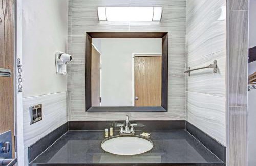 Lake Bluff Hotel | Days Inn by Wyndham Great Lakes Naval Base