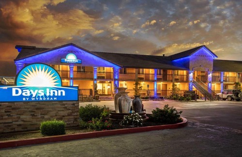 Galt Hotel | Days Inn by Wyndham Galt - Elk Grove South