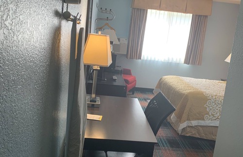 Greenwood Hotel | Days Inn by Wyndham Greenwood SC