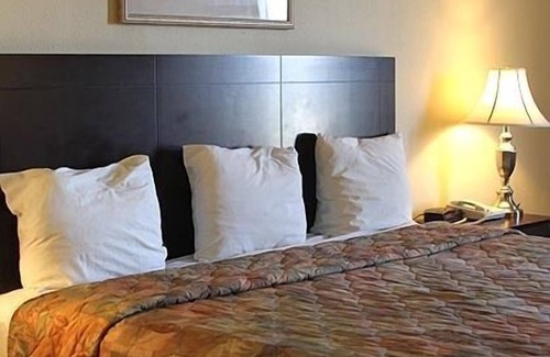 Castleton Hotel | Days Inn by Wyndham Indianapolis Northeast