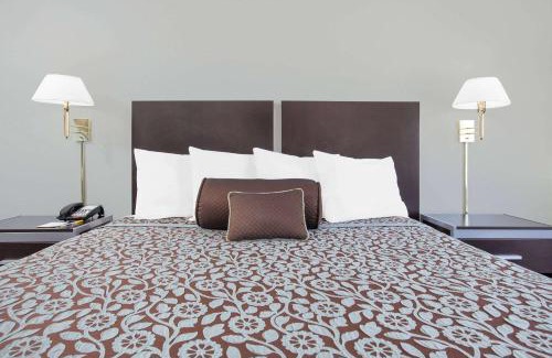 Dallas Design District Hotel | Days Inn by Wyndham Market Center Dallas Love Field
