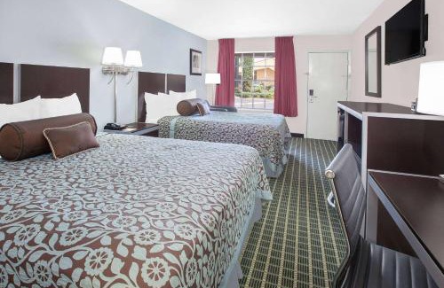 Dallas Design District Hotel | Days Inn by Wyndham Market Center Dallas Love Field
