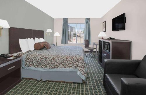 Dallas Design District Hotel | Days Inn by Wyndham Market Center Dallas Love Field