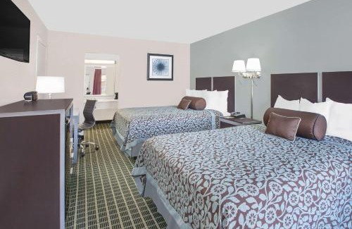 Dallas Design District Hotel | Days Inn by Wyndham Market Center Dallas Love Field