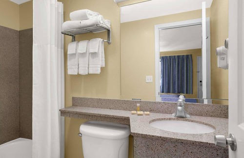 New Hampton Hotel | Days Inn by Wyndham Middletown