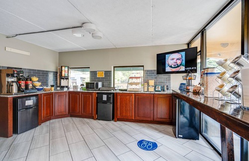 Whitebridge Hotel | Days Inn by Wyndham Nashville Saint Thomas West Hospital