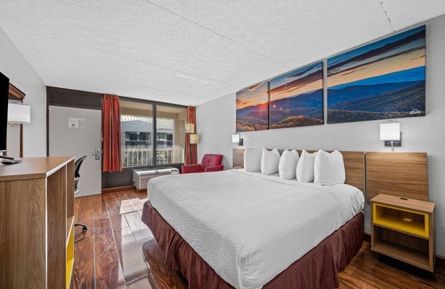 Whitebridge Hotel | Days Inn by Wyndham Nashville Saint Thomas West Hospital