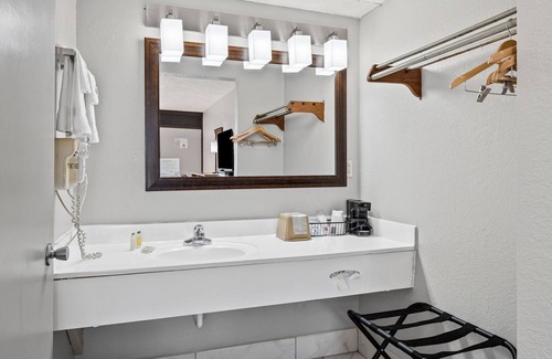 Whitebridge Hotel | Days Inn by Wyndham Nashville Saint Thomas West Hospital