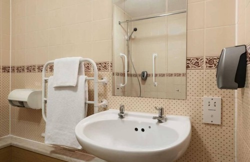 Strensham Hotel | Days Inn by Wyndham Tewkesbury Strensham