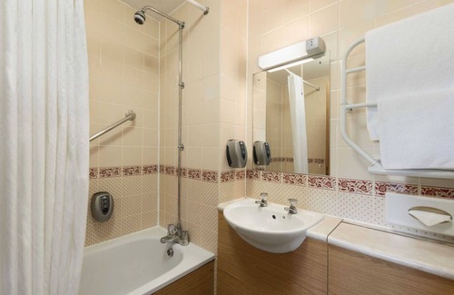 Strensham Hotel | Days Inn by Wyndham Tewkesbury Strensham