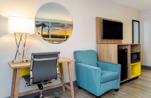 Titusville Hotel | Days Inn by Wyndham Titusville Kennedy Space Center