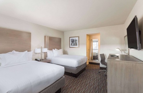 Raisin Hotel | Days Inn by Wyndham Yosemite Area