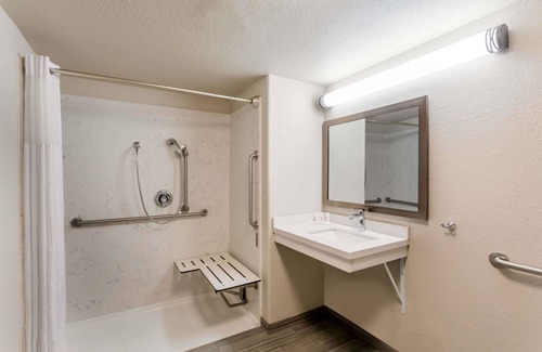 Raisin Hotel | Days Inn by Wyndham Yosemite Area