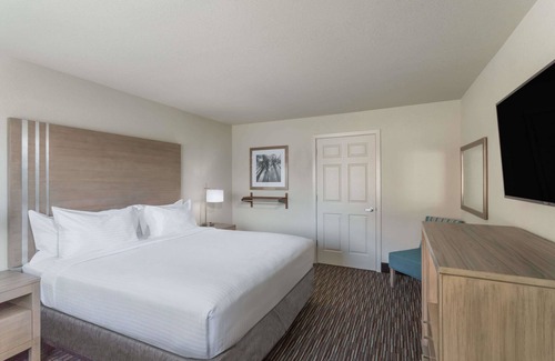 Raisin Hotel | Days Inn by Wyndham Yosemite Area