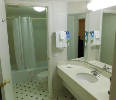 Arlington Heights Hotel | Days Inn & Suites by Wyndham Arlington Heights