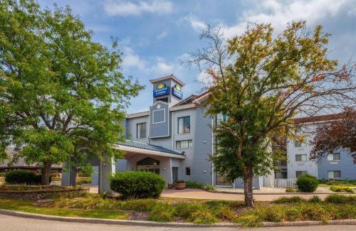 Arlington Heights Hotel | Days Inn & Suites by Wyndham Arlington Heights