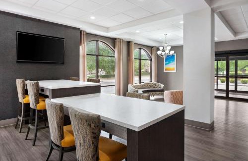 Murfreesboro Hotel | Days Inn & Suites by Wyndham Murfreesboro