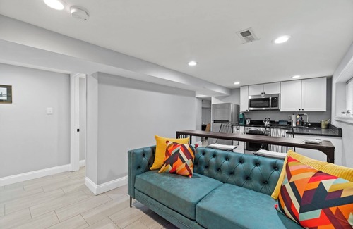 Edgewood Villa | DC Urban Villa At Girard 1 Bed ~ 1 Bath - Bonus Sleeper Sofa