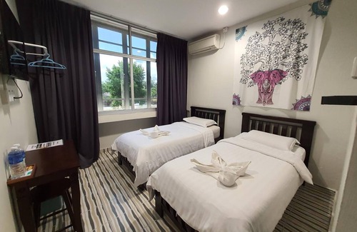 Kampung Bakau Tinggi Hotel | De Chukai Hotel