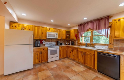 Piney Creek Cabina | Deer Crossing Cabin-Gorgeous Mountain-Valley Views, 14 mi. To Main St,Sparta, NC