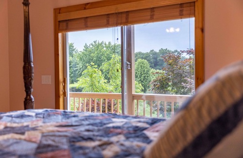 Piney Creek Cabina | Deer Crossing Cabin-Gorgeous Mountain-Valley Views, 14 mi. To Main St,Sparta, NC