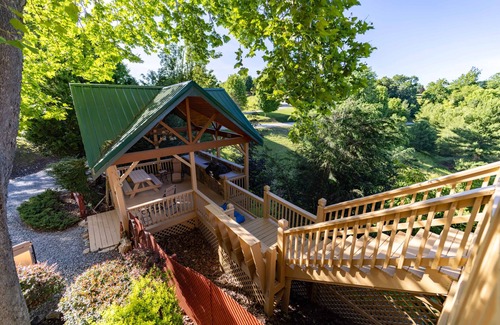 Piney Creek Cabina | Deer Crossing Cabin-Gorgeous Mountain-Valley Views, 14 mi. To Main St,Sparta, NC