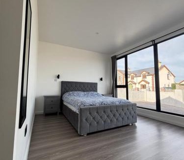 Cashel Villa | "Deerpark Villa - Sleeps 8, Views of The Rock & Cashel Palace Hotel"