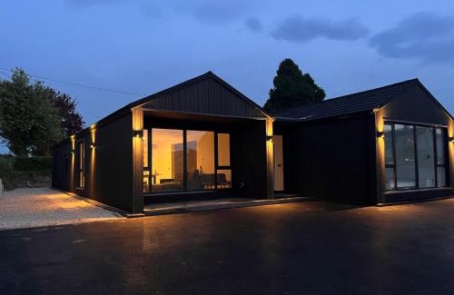 Cashel Villa | "Deerpark Villa - Sleeps 8, Views of The Rock & Cashel Palace Hotel"