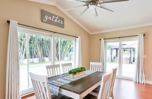 Tropic Palms Casa | Del-Bae Coastal Hermosa casa de piscina 3BR 2BA en un río