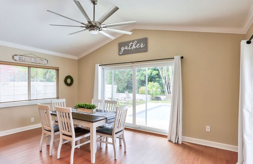 Tropic Palms Casa | Del-Bae Coastal Hermosa casa de piscina 3BR 2BA en un río