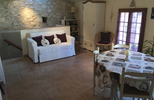 Pujols Cabaña | Delightful independant property with garden in small medieval fortified citadel