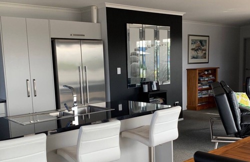 Westport Casa | Delightfully Warm 2 Bedroom 2 Bathroom Getaway. bird Lovers Sanctuary