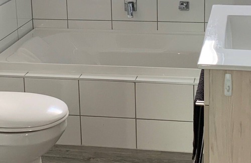 Westport Casa | Delightfully Warm 2 Bedroom 2 Bathroom Getaway. bird Lovers Sanctuary