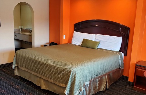 Sylmar Hotel | Delmonico Inn & Suites