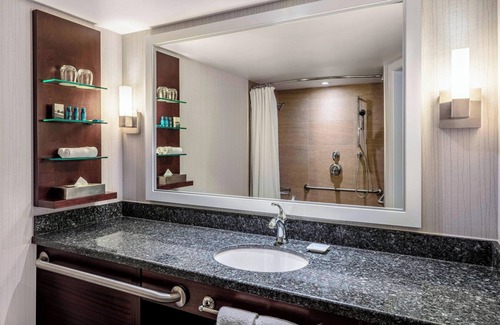 Burnaby Hotel | Delta Hotels by Marriott Burnaby Conference Centre