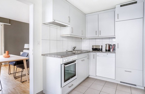 Allschwil Apartamento | Deluxe Allschwil 3 Room w/ Storage, nr local market, by Blueground