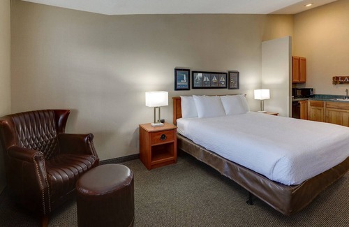 Peoria Hotel | Deluxe King with Private Balcony in Peoria! Stoney Creek, Free Breakfast