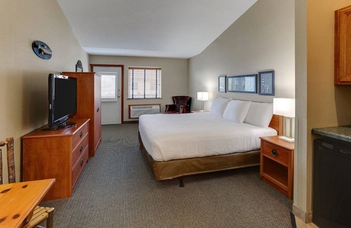 Peoria Hotel | Deluxe King with Private Balcony in Peoria! Stoney Creek, Free Breakfast