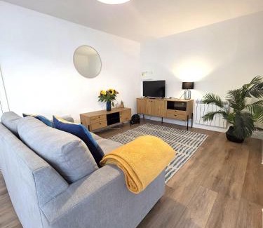Ely Apartamento | Deluxe One Bed Flat at Dawe Luxury Suites - An Entire Apartment near Ely Cathedral & Train Station - Ideal Gateway to Explore Ely, Cambridge, Norfolk & London - Sleeps up to 4