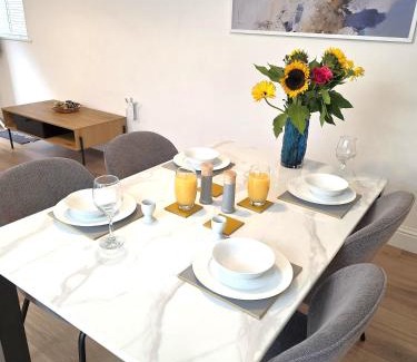 Ely Apartamento | Deluxe One Bed Flat at Dawe Luxury Suites - An Entire Apartment near Ely Cathedral & Train Station - Ideal Gateway to Explore Ely, Cambridge, Norfolk & London - Sleeps up to 4