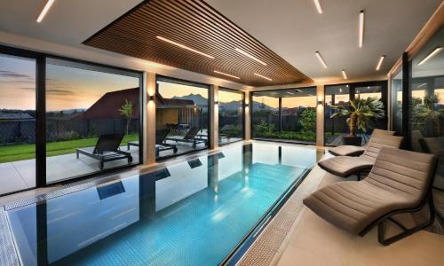 Kezmarok Apartamento | Design Villa Stella private pool & spa