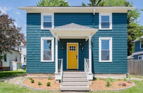 Appleton Casa | -Destination Downtown - 2 bed, 1 bath