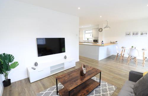 Northampton Casa | Detached Bungalow - Sleeps 8 - Free Parking, Fast Wifi, Smart TV and Garden by Yoko Property