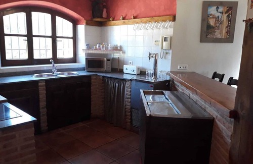 Argamasilla de Alba Chalet De Esquí | Chalet independiente con piscina privada y jardín con juegos al aire libre