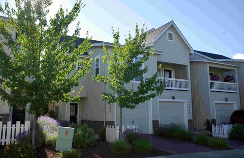 Jacksonville Casa | Deven's Cottage, Cozy 2-bedroom townhome in Jacksonville with AC, WiFi, office