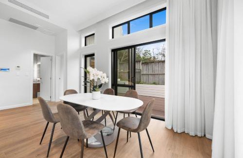 Devonport Villa | Devonport- Bayswater Luxury Home with BBQ